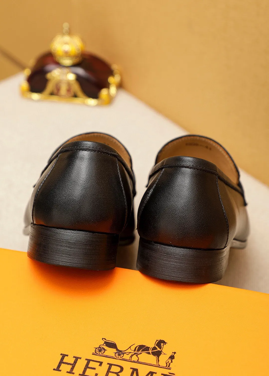 Men's shoes 💰460 💐 Product trademark: HERMES "Hermès" casual leather shoes Regular size: 38-44 (45.46🉑️customized) Product materials: Selected imported first-layer calfskin upper + luxury hardware buckle, imported water-dyed 🐂 cowhide lining. Strong three-dimensional visual effect, combined outsole Color: 2⃣️seed leather materials optional